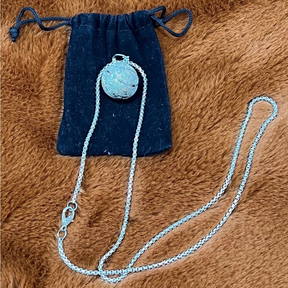 Elegant Silver Pendant Necklace